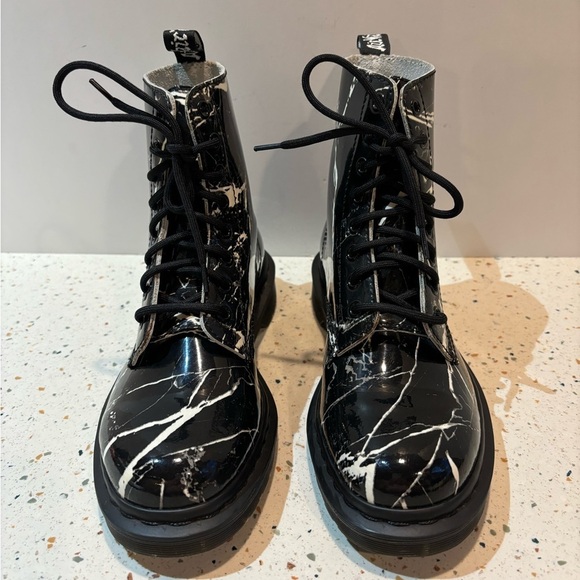 New Dr Martens 1460 PASCAL MARBLE‎ Patent Boots - Picture 3 of 9